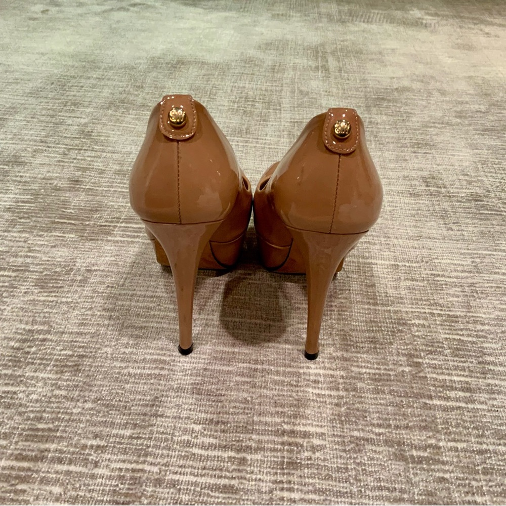 Stuart Weizmann nude patent leather peep toe pump - Picture 3 of 6
